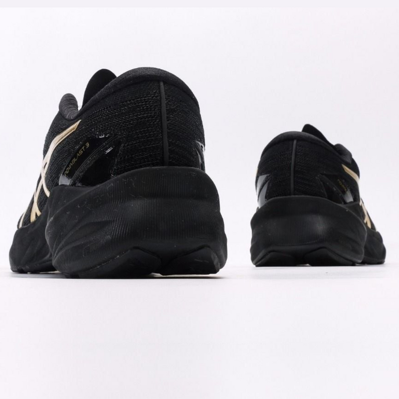 Asics NovaBlast 3 Preto/Dourado