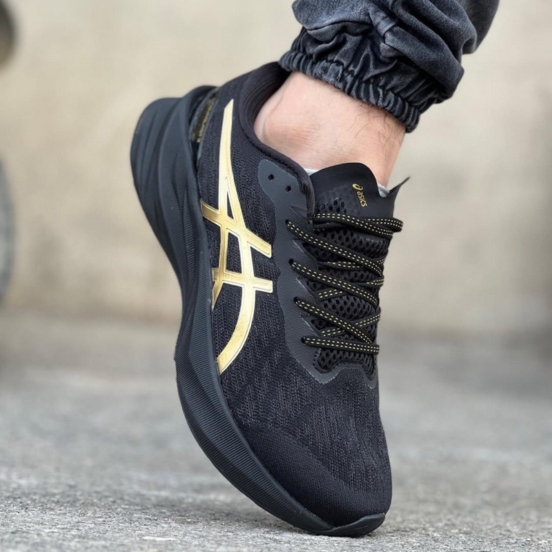 Asics NovaBlast 3 Preto/Dourado